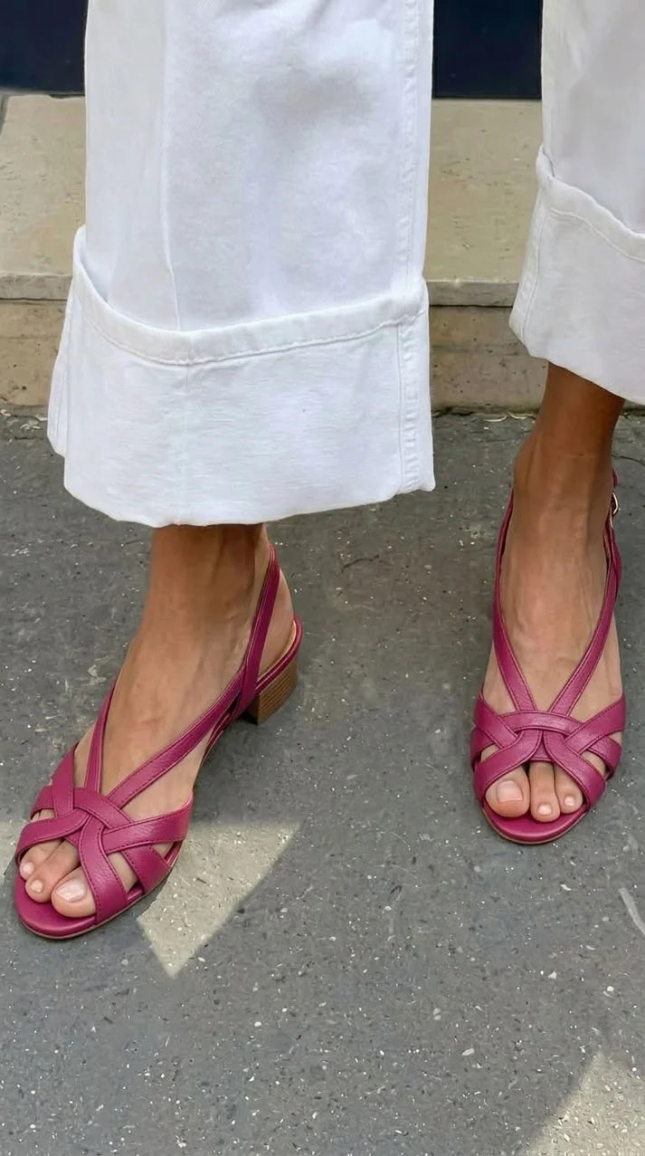 Sandalias de Piel con Elegantes Tiras Cruzadas y Tacón Bajo