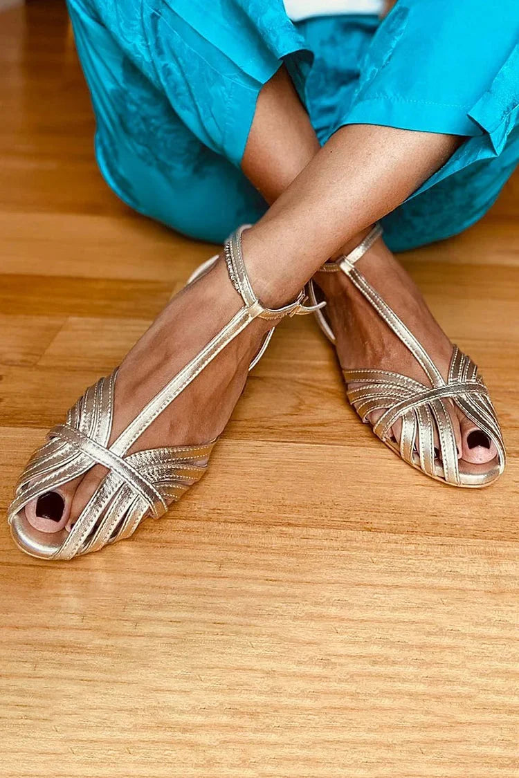 Sandalias Bajas con Acabado Brillante y Diseño en T