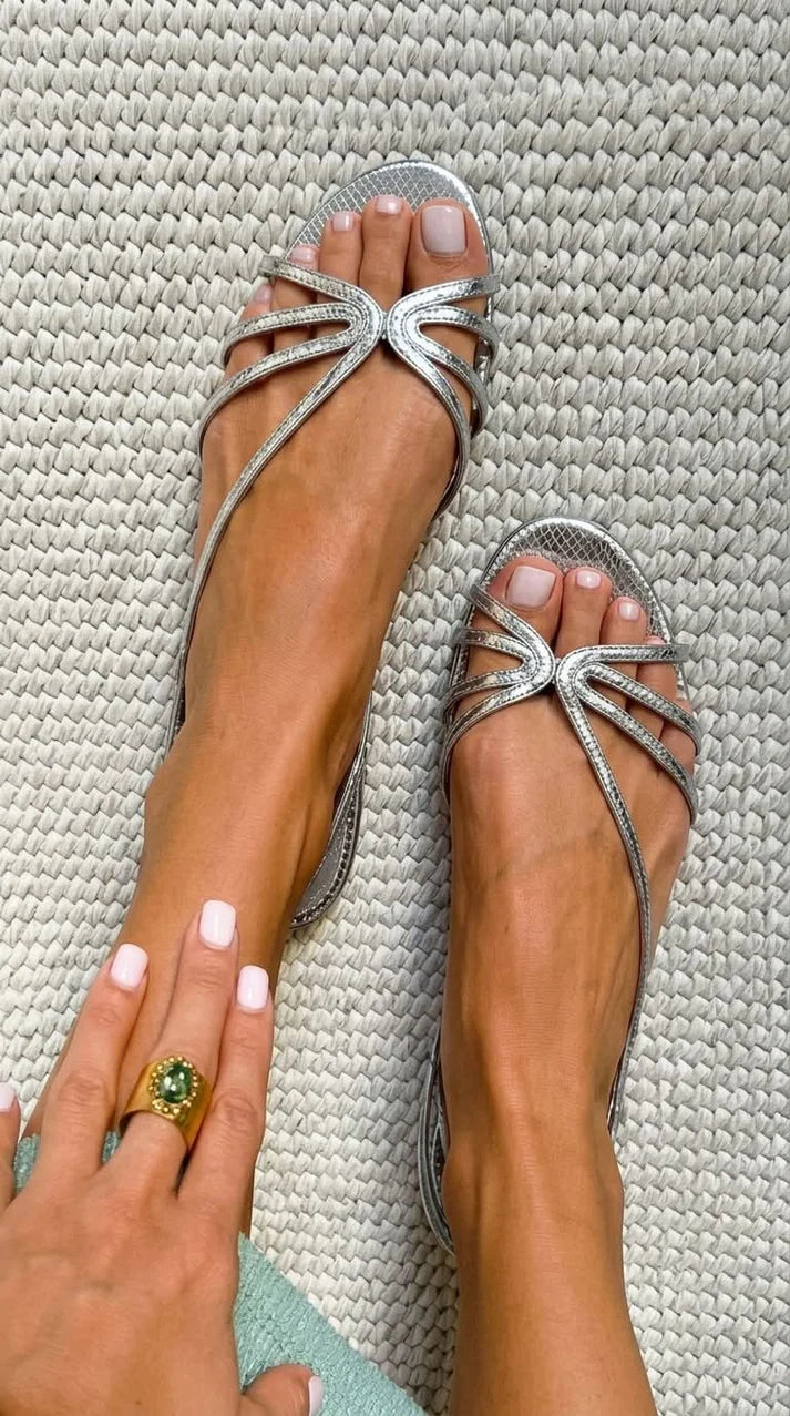 Sandalias con Efecto Serpiente y Tiras Decorativas