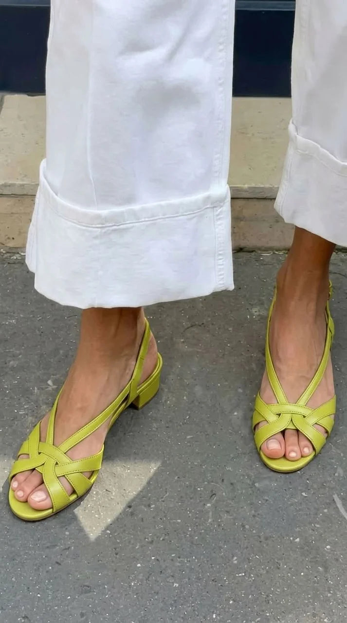 Sandalias de Piel con Elegantes Tiras Cruzadas y Tacón Bajo