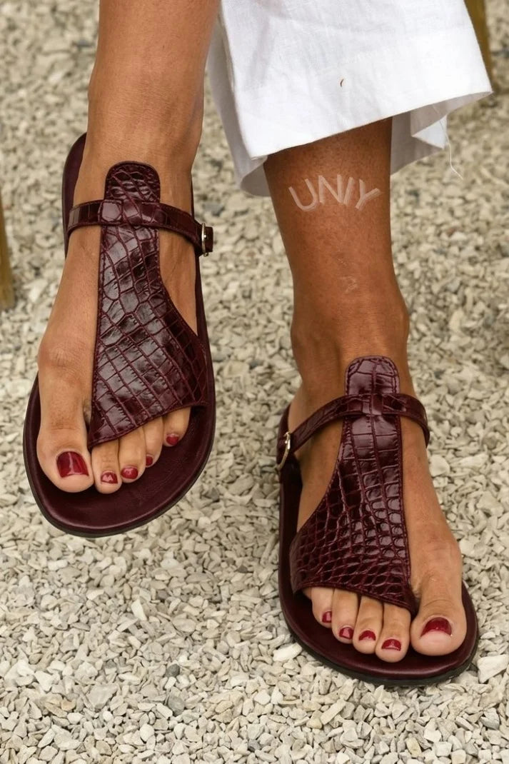 Sandalias Elegantes con Textura de Cocodrilo y Hebilla