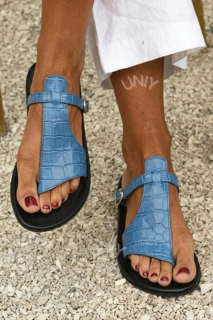 Sandalias Elegantes con Textura de Cocodrilo y Hebilla